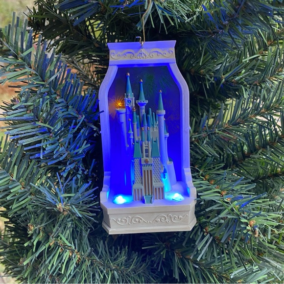 2018 Hallmark rare repaint Disney Cinderella's castle light sound ornament - Picture 6 of 12